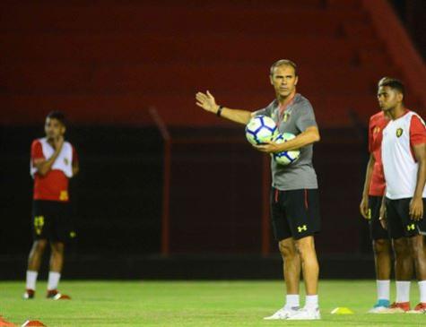 Milton Mendes comanda treino aberto à torcida, na Ilha