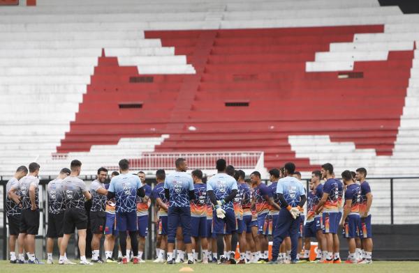 Equipe fez treino na Colina pela manhã e embarcou logo após o almoço