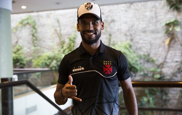 Willian Maranhão na chegada vascaína no Recife