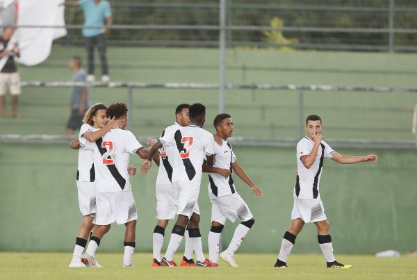 Garotos comemoram mais um gol do Vasco na partida