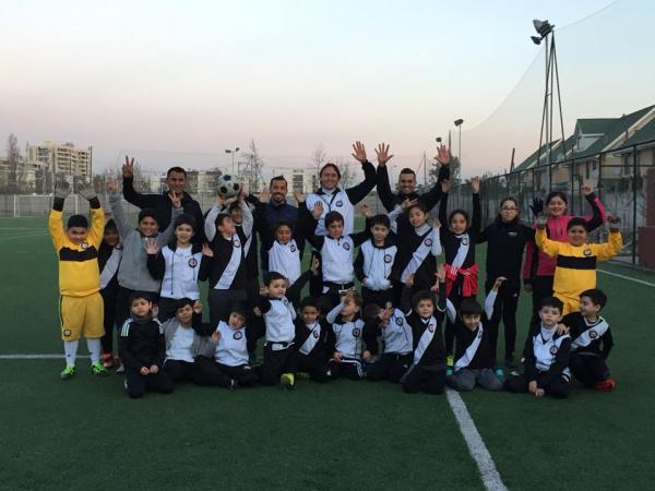 Vergara ao lado de alunos da Escola Internacional de Futebol Vasco da Gama