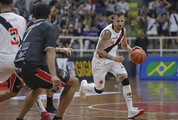 Duda em ação diante do Joinville/AABJ