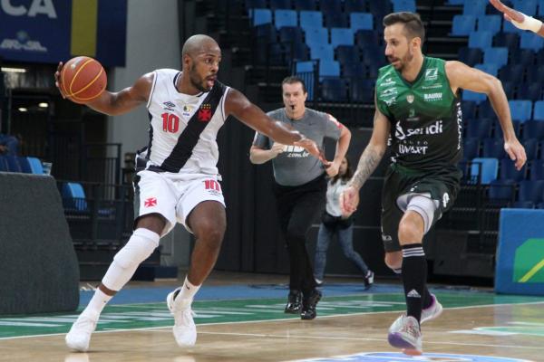 Gustavo Basílio e Duda protagonizaram lances espetaculares no confronto entre Bauru e Vasco na temporada passada 