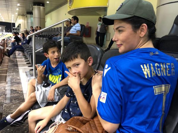 Os filhos Yuri e Noah, além da esposa Lia, vão ao estádio em todos os jogos de Wagner. No Vasco, o jogador não tinha coragem de levá-los