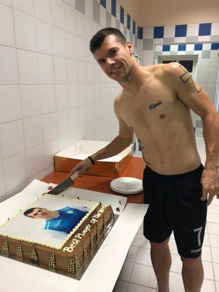 Ao chegar no treino desta terça-feira, Wagner foi homenageado pelo Al-Khor com um bolo, por ter sido o melhor jogador da semana