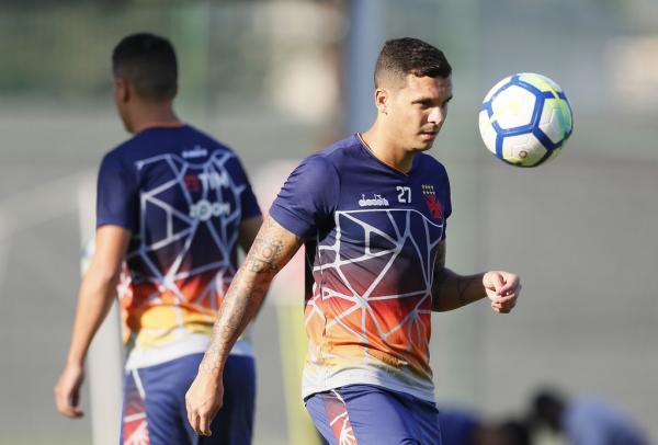 Ramon durante treinamento no CT do Almirante