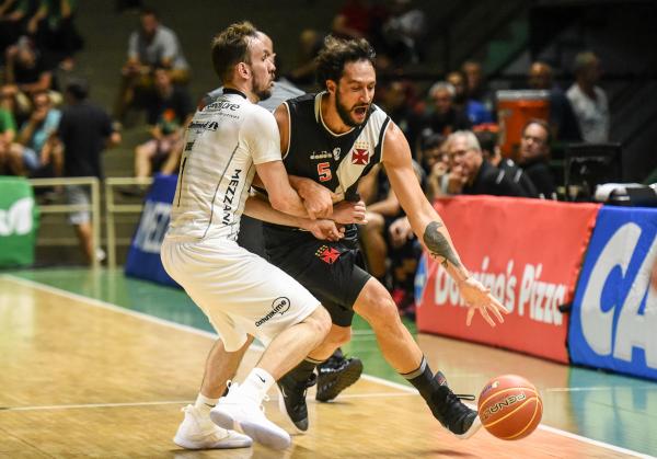 Pilar encara a marcação da defesa do Bauru