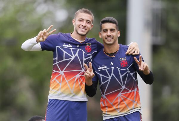 Caio Lopes e Linnick posam para foto após o treino do Sub-20