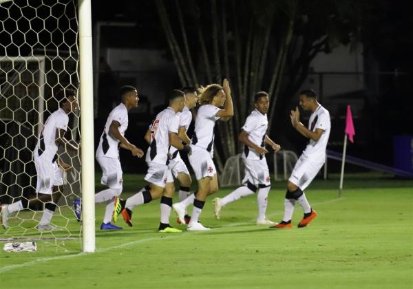 Grupo comemora o gol de Vitinho, que abriu o placar em Salvador
