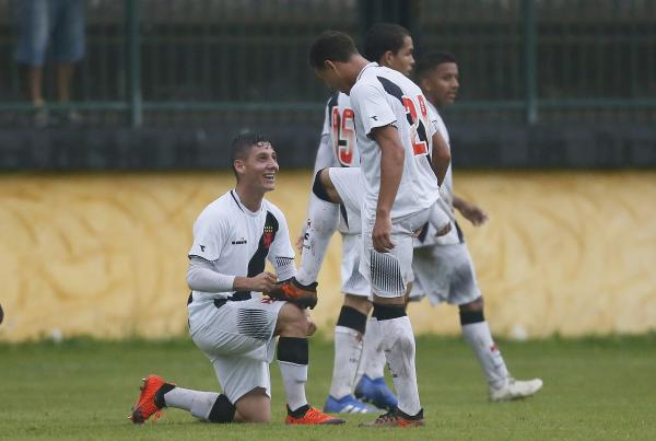  Roger marcou o segundo gol e foi muito festejado pelos companheiros