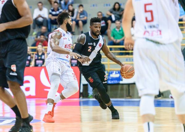 Nick Okorie foi o destaque do Vasco na partida