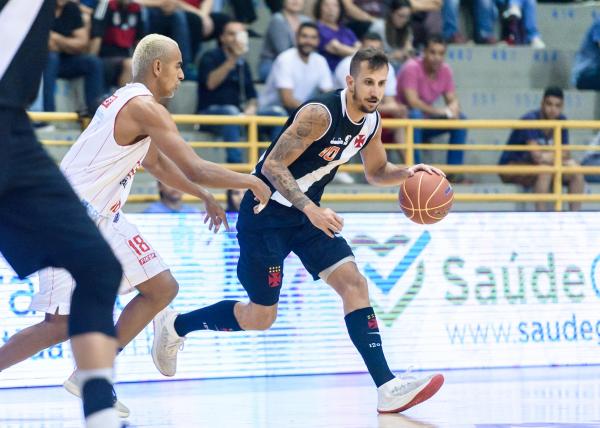 Duda Machado tenta levar o Vasco ao ataque