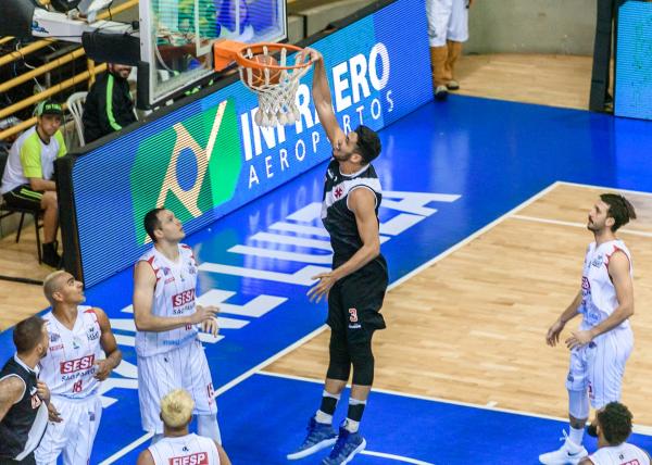 Lucão pula para a cravada