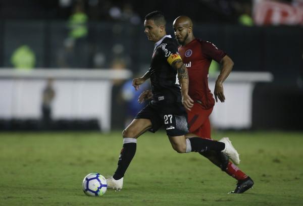 Ramon supera a marcação do volante Patrick, do Inter