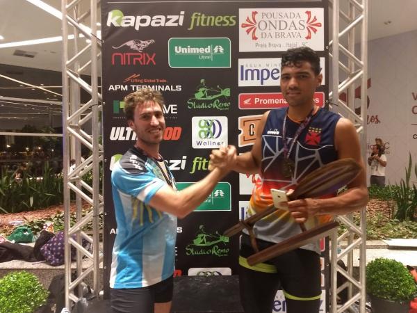 Matheus Freitas cumprimenta Francisco Esteras após a vitória no Row To Win