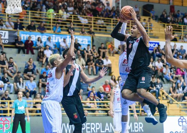 Gemerson em ação na última partida do time, contra o Franca