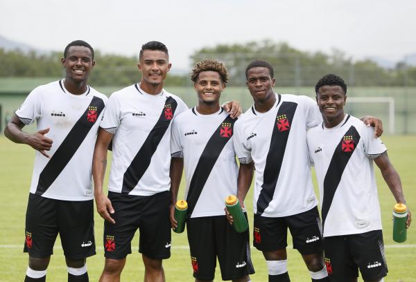 Lucas Santos posa com alguns dos recém-chegados ao time Sub-20