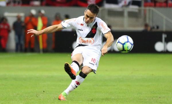 Na prática Lenon é o titular da lateral-direita. No entanto o zagueiro Luiz Gustavo vem atuando improvisado e não está comprometendo