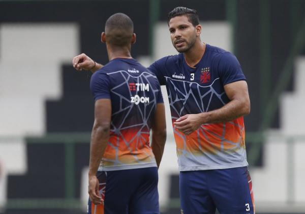 Oswaldo Henríquez é o reserva imediato da zaga. Jogador atua tanto pela esquerda, quanto pela direita da defesa