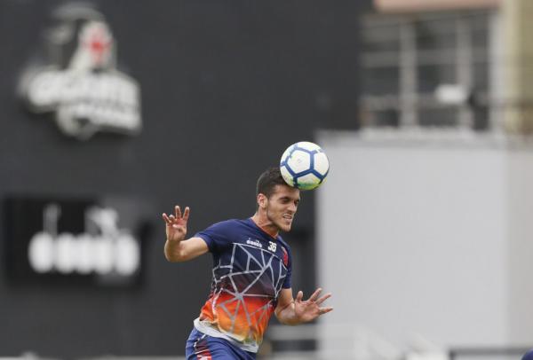 Lucas Kal segue treinando em busca do seu espaço. Zagueiro ainda não estreou pelo Vasco