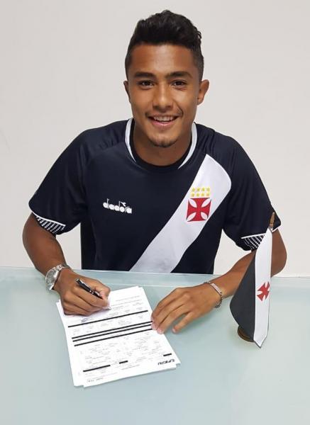 Werick Caetano assina contrato com o Vasco
