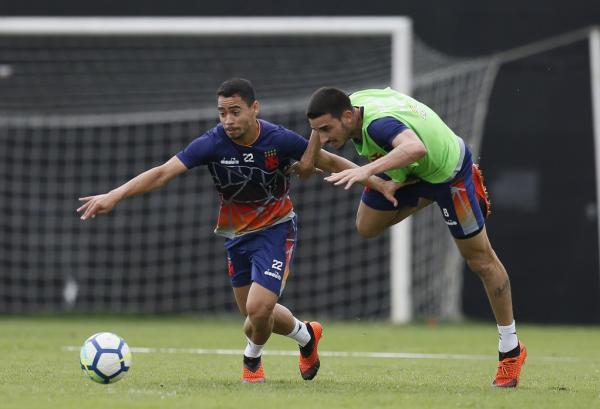 Pikachu supera marcação de Thiago Galhardo treino