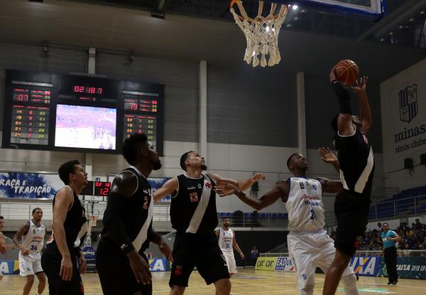 Gemerson busca o rebote defensivo