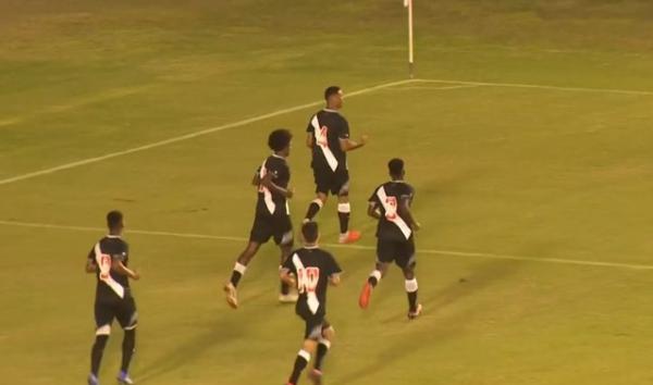 Vascaínos comemoram gol da vitória