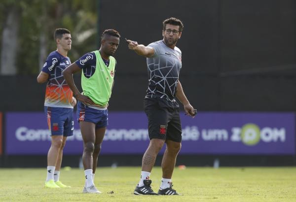  Valentim orienta atletas vascaínos durante trabalho