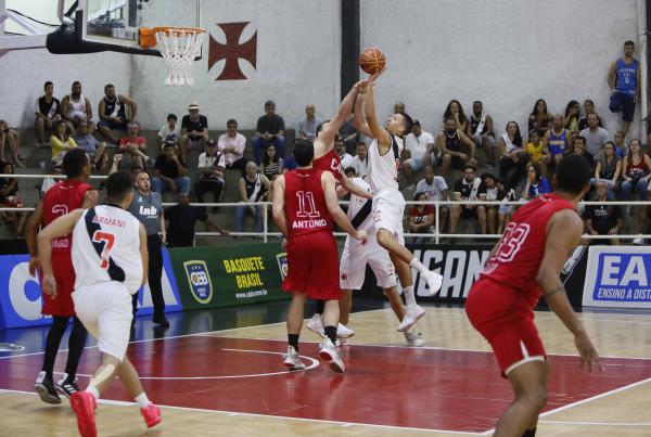 Rafa Oliveira tenta arremesso mesmo com a forte marcação