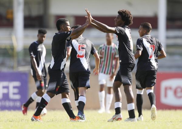 Talles comemora o primeiro gol do Vasco na partida
