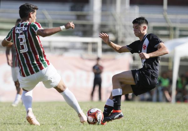 Gabriel Pec disputa bola no meio-campo