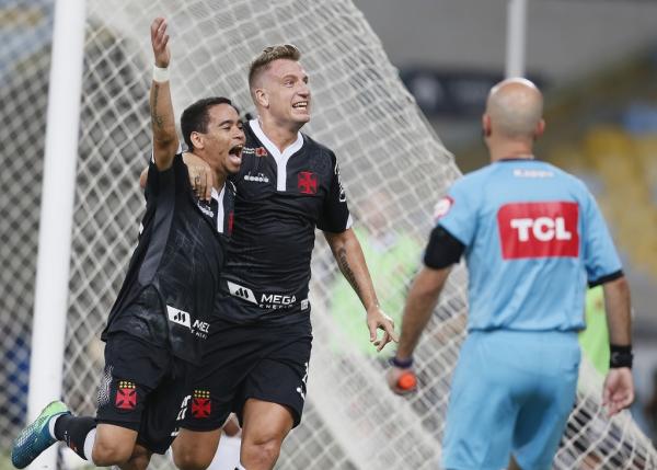 Maxi López festeja gol ao lado de Yago Pikachu