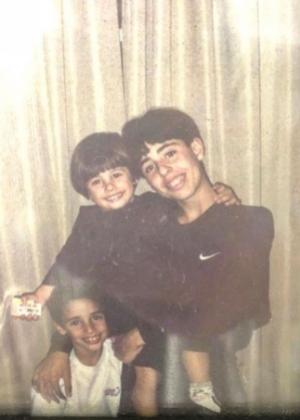 Irmãos Galhardo: Thiago (camisa branca), Gabriel (no colo) e Rafael (em pé)