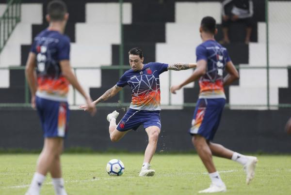 Rildo durante treinamento no CT do Almirante