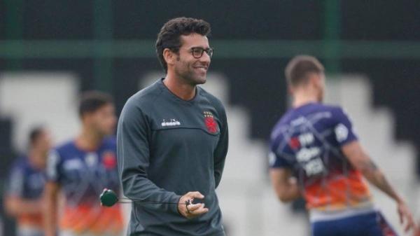 Alberto Valentim sorri em treino do Vasco