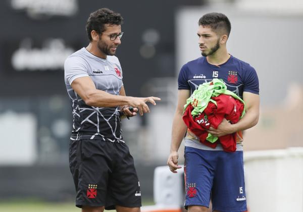 Andrey recebe orientações do técnico Alberto Valentim