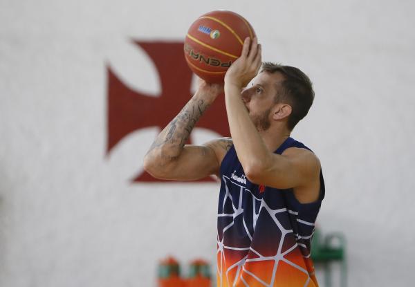 Duda afia a pontaria durante treinamento em São Januário