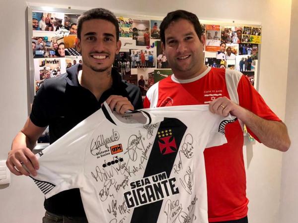 O empresário Jonas Jaimovick recebendo a camisa do Vasco das mãos do meia Thiago Galhardo