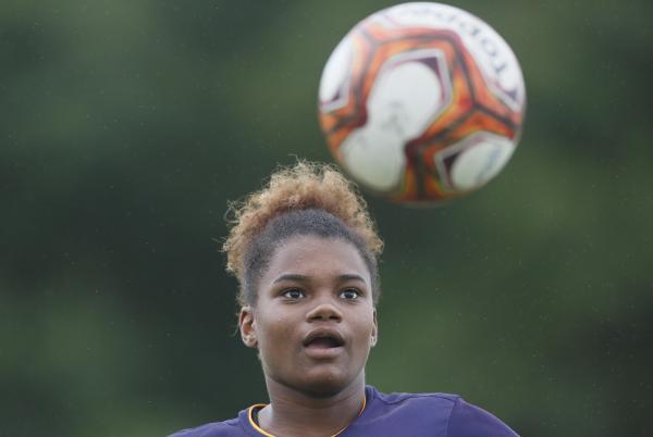 Mylena brinca com a bola durante treino do Vasco