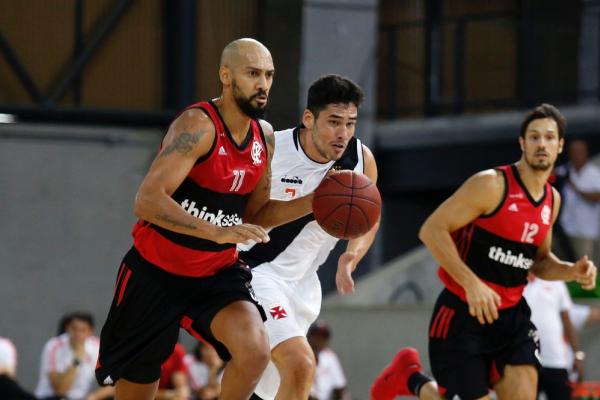 Flamengo venceu o Vasco duas vezes no Carioca; na imagem, Marquinhos conduz o Flamengo ao ataque