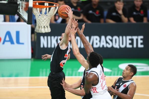 Alexei tenta pontuar para o Vasco na Arena Carioca 1