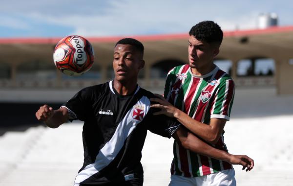 Michael protege a bola de defensor rival
