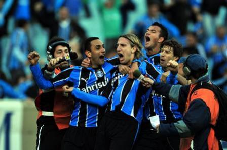Maxi López marcou o gol da vitória do Grêmio no Grenal centenário, em 2009