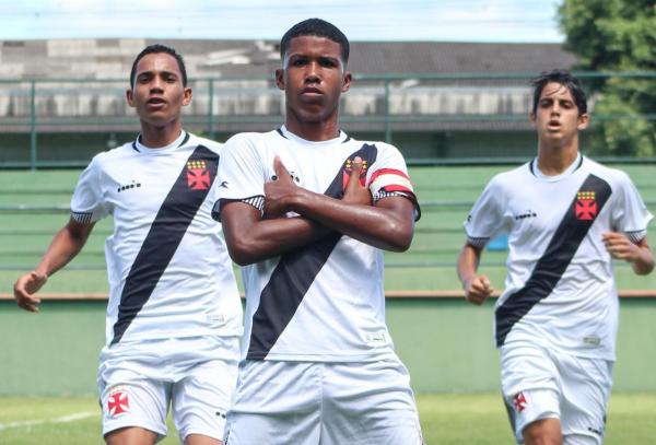 Andrey comemora um dos gols que marcou neste domingo