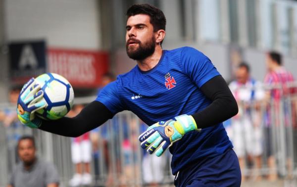 Fernando Miguel tem quatro vitórias, dois empates e três derrotas com a camisa do Vasco