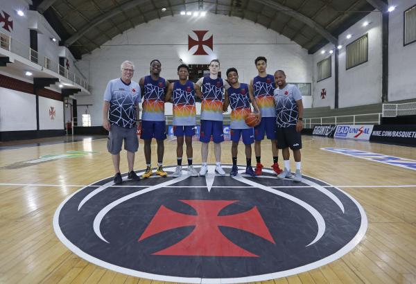Alberto Bial e o auxiliar Cássio Santos posam com os meninos da base do Vasco