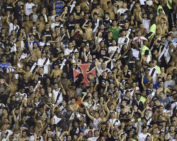 Torcida cruz-maltina preparou festa para jogadores, mas foi castigada com empate no fim