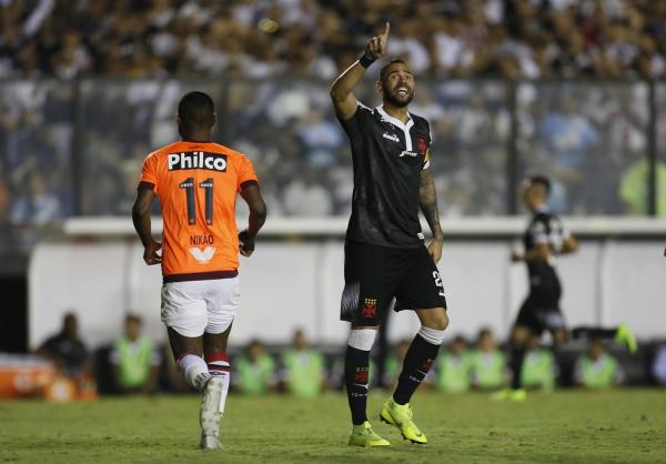 Leandro Castan orienta jogadores no Caldeirão