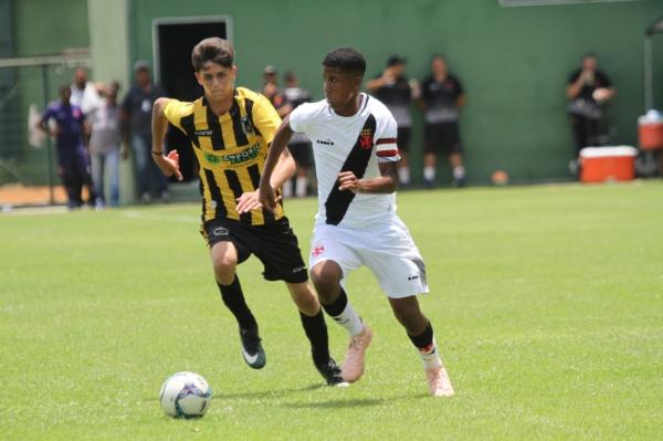Ykaro marcou dois gols na vitória do Sub-14